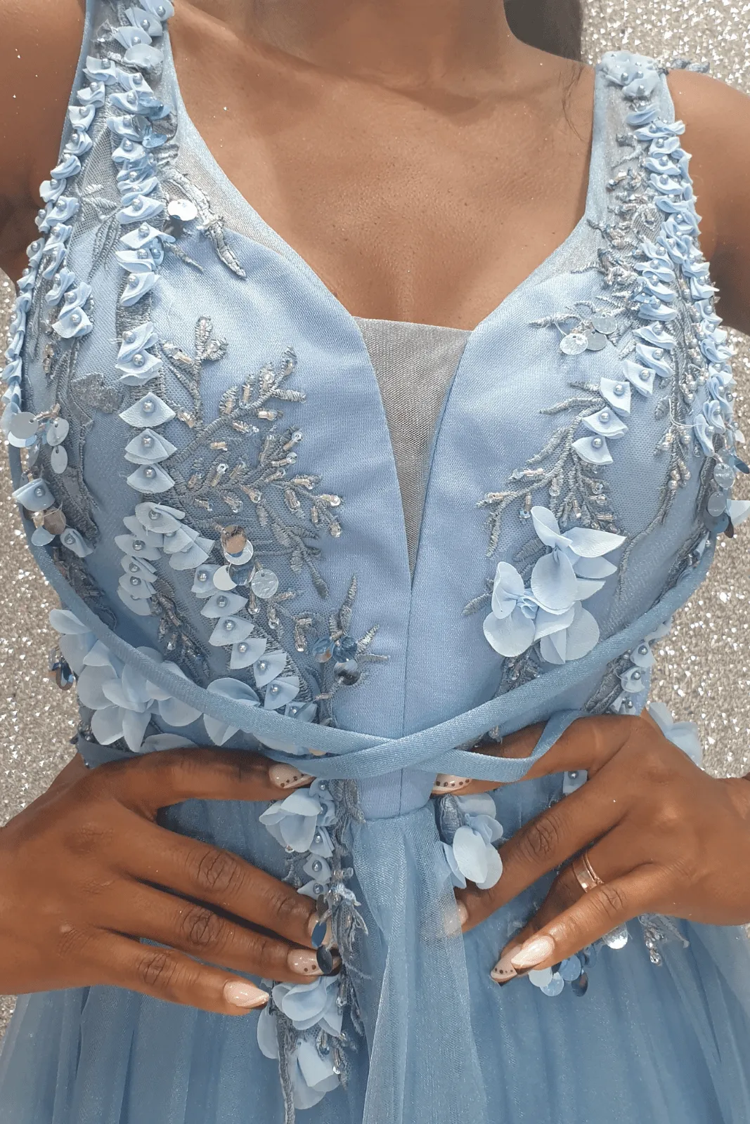 Abito lungo blu celeste Moda Mania con corpetto a fiori 3 D e gonna svasata in tulle