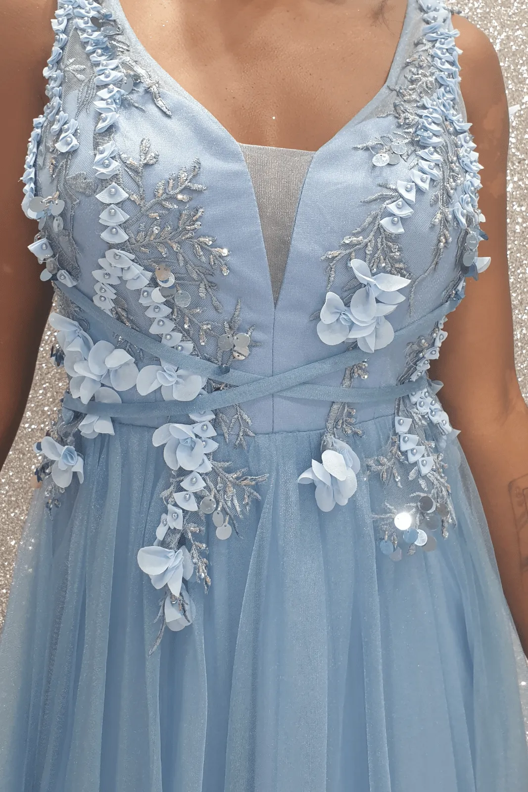 Abito lungo blu celeste Moda Mania con corpetto a fiori 3 D e gonna svasata in tulle