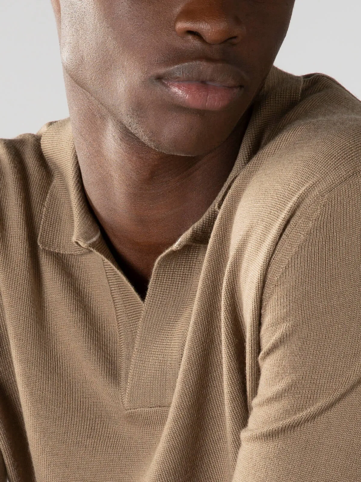 Extrafine Merino Buttonless Polo Taupe