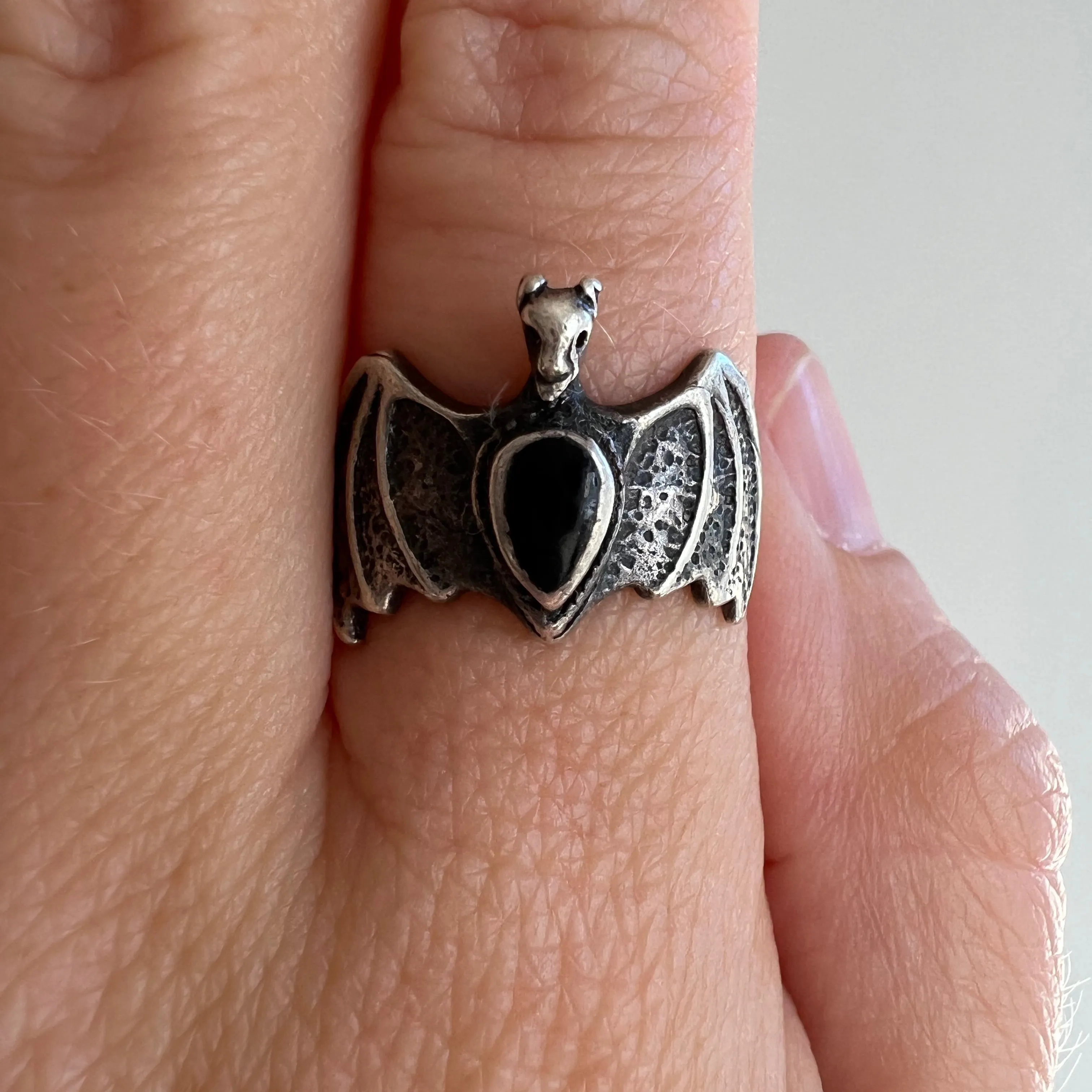 V I N T A G E // flight mammal / sterling silver and black stone bat ring / size 5.75-6