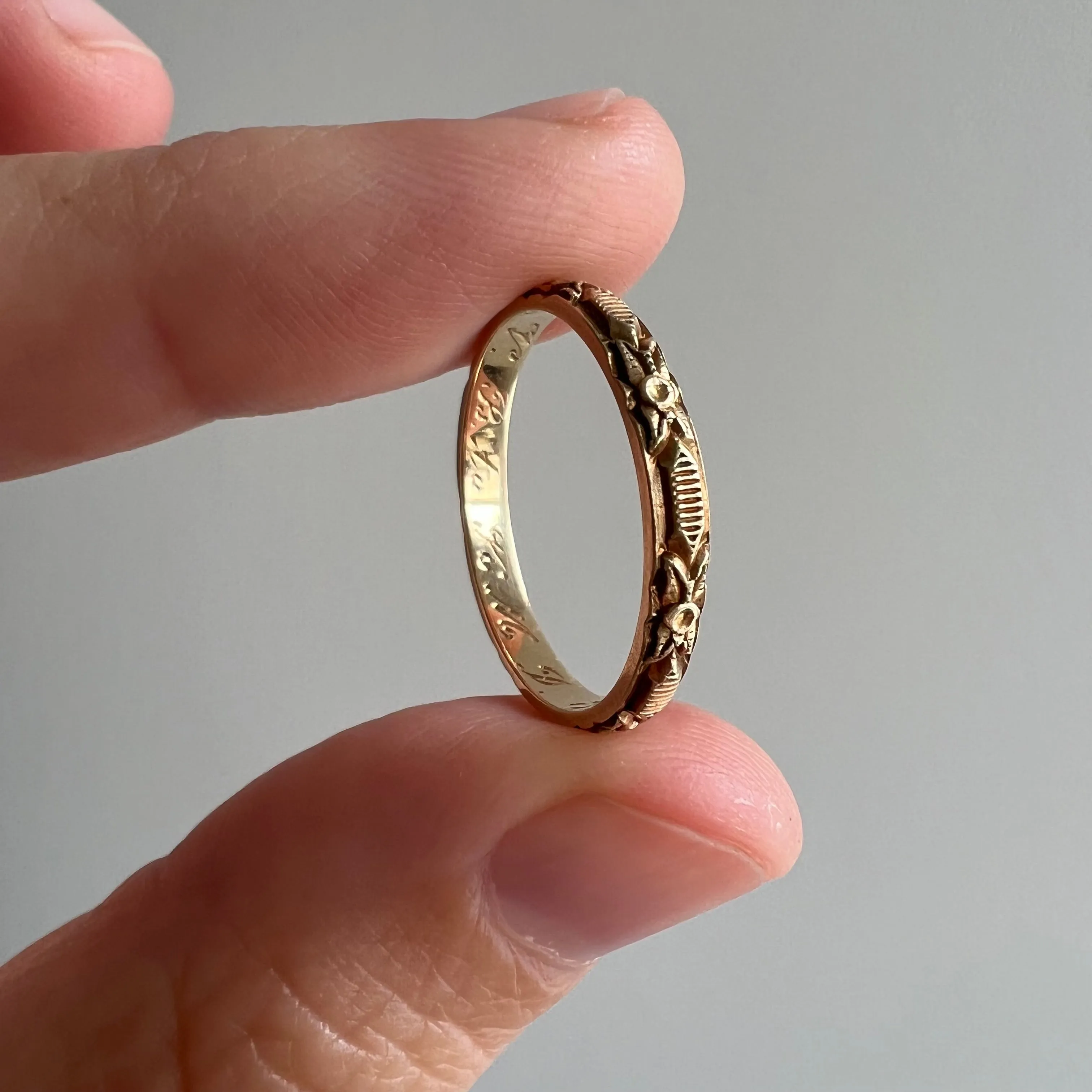 V I N T A G E // retro dogwood / 14k yellow gold floral patterned eternity band / size 6-6.25