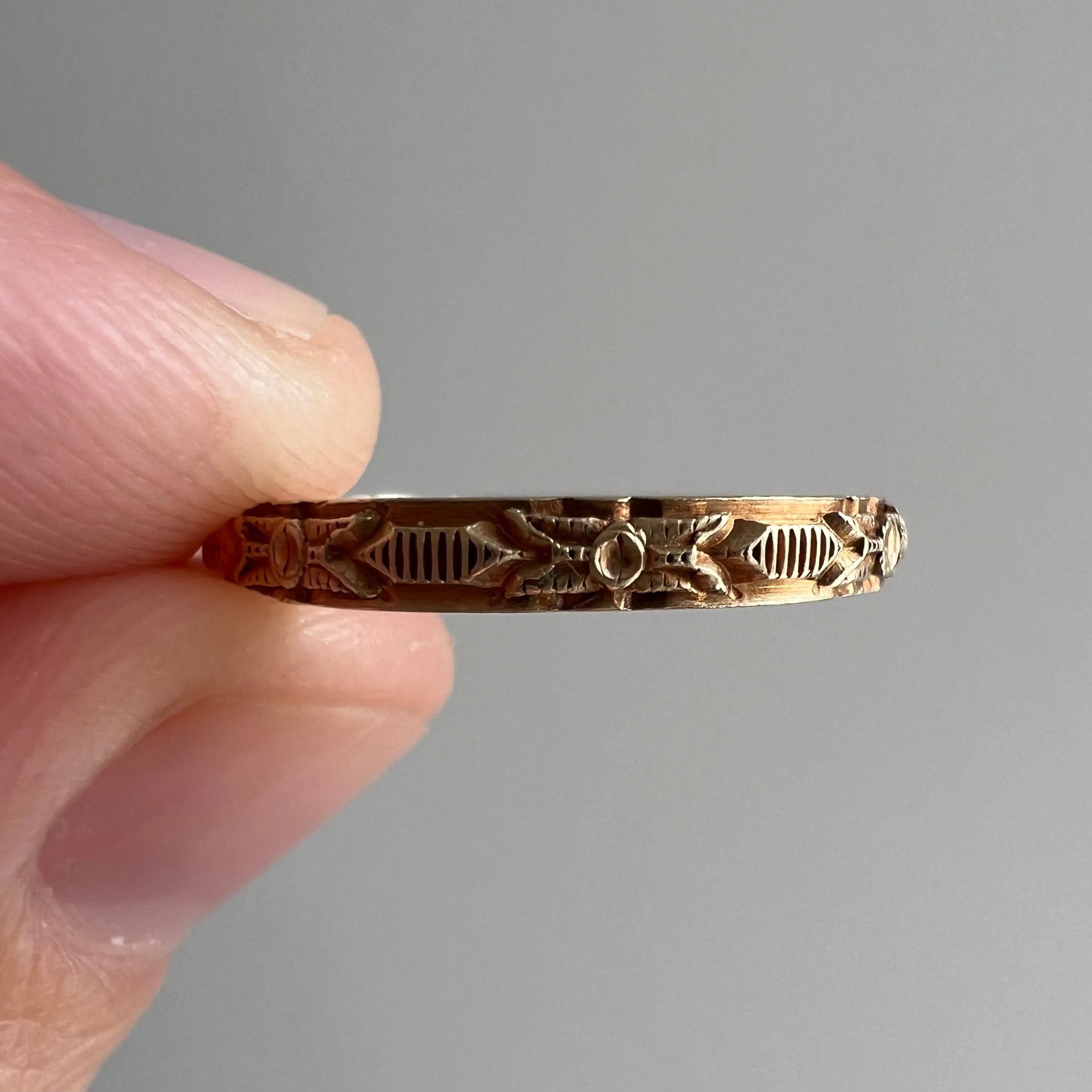 V I N T A G E // retro dogwood / 14k yellow gold floral patterned eternity band / size 6-6.25